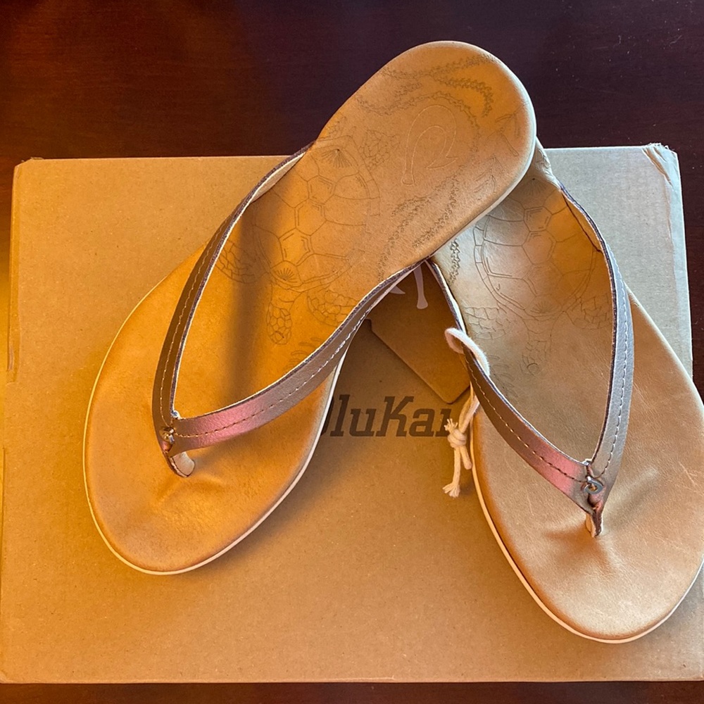 NWT Size 6 Olikai Flip Flops